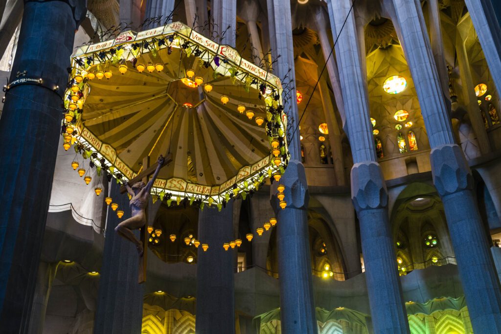Interior de la Sagrada Familia de Gaudi